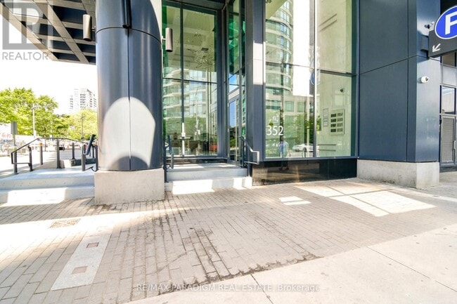 Photo du bâtiment - 352 Front St W