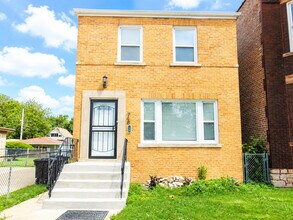 Building Photo - 748 E 69th Pl