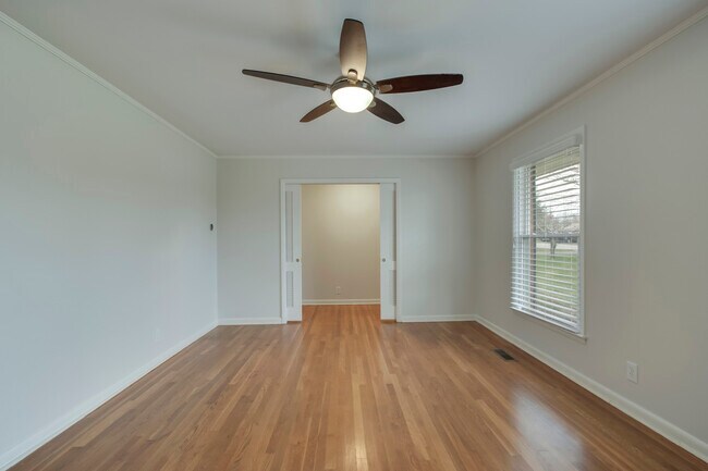 Building Photo - 709 Lakeview Dr