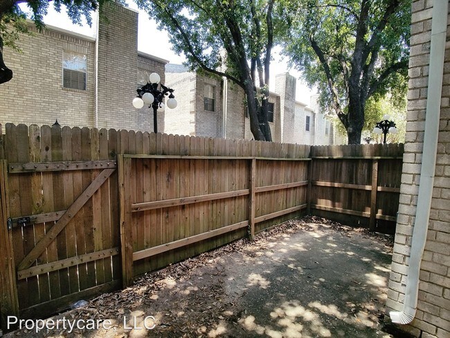 Building Photo - 17487 Red Oak Dr