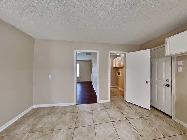 Building Photo - 6002 Raza Rd