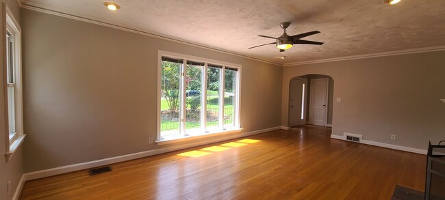 Building Photo - 3 bed 1.5 bath Ranch home in great Atlanta...