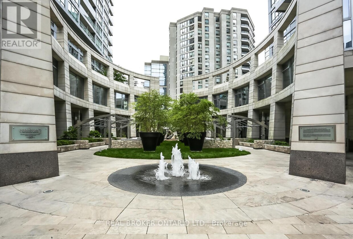 Photo principale - 2191-2191 Yonge St