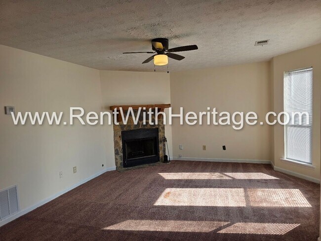 Building Photo - Amazing 3 bedroom, 2.5 bath townhome/ Great Roommate Floorplan / Great Location