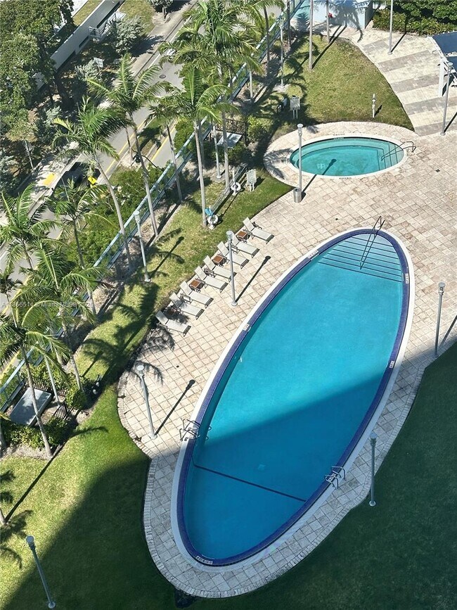 Foto del edificio - 601 NE 36th St