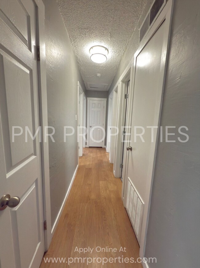 Building Photo - 4 Bedrooms - 1 Bathroom House.