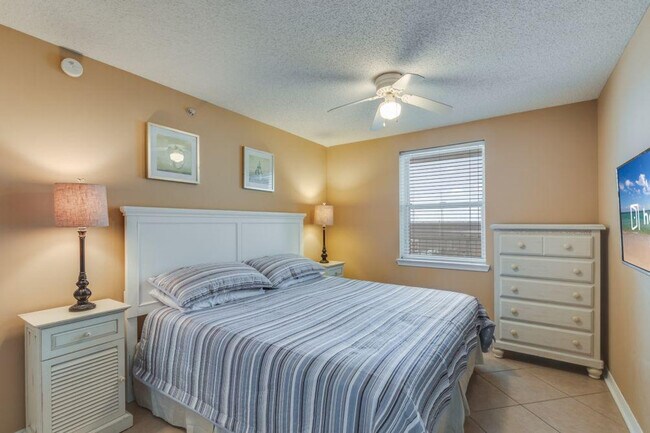 Foto del edificio - 561 E Beach Blvd
