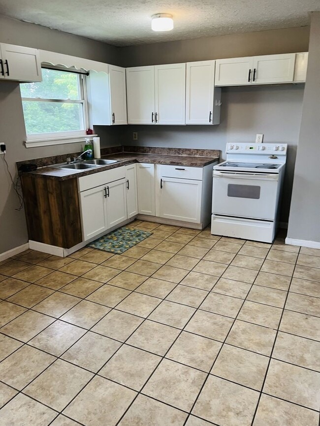 Building Photo - 4-5 Bedroom With 1 Bathroom