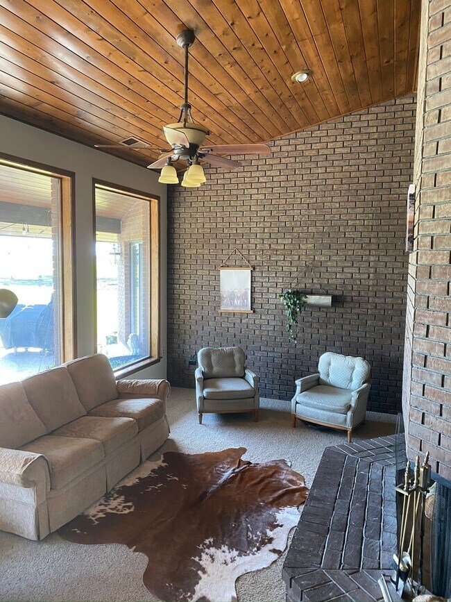 Building Photo - 36400 ROAD 148- 3 BEDROOM 3 BATHROOM- COUN...