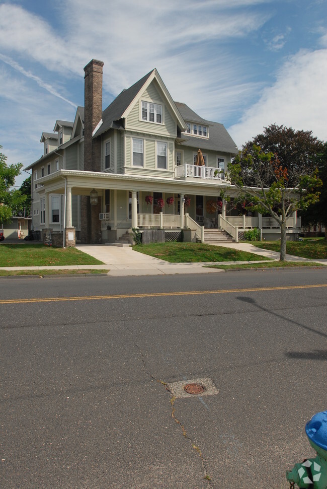 Building Photo - 402 Sunset Ave