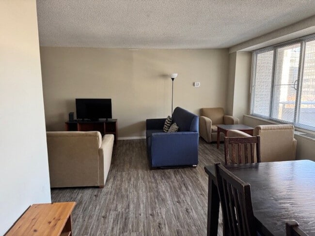 Building Photo - 2200a Crystal Dr