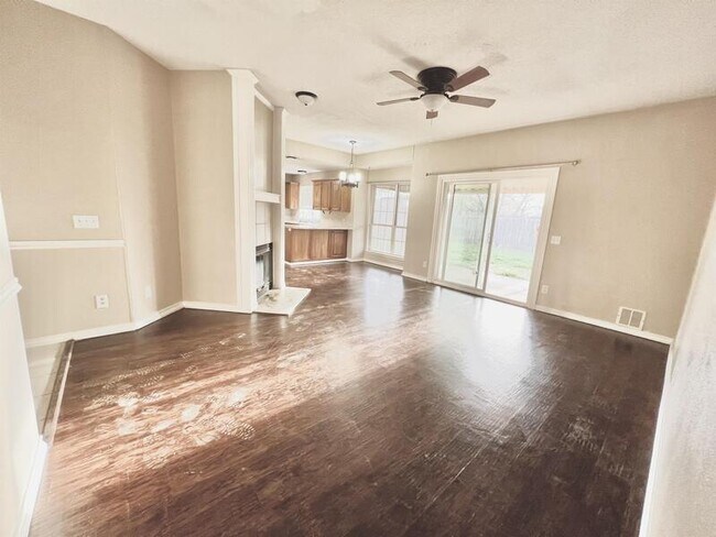 Building Photo - 5215 Northview Dr