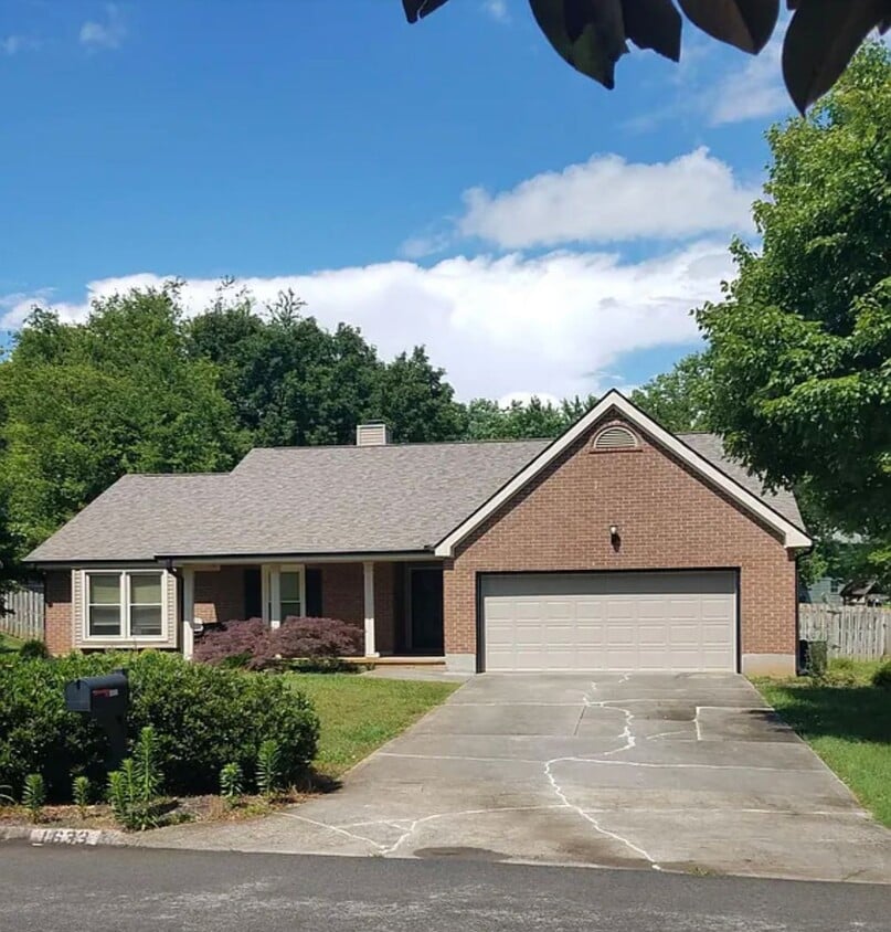 Knoxville 37922 - Available June 1st! 3 bedroom, 2 bath home - Contact Susan Niedergeses 865-300-... - Knoxville 37922 - Available June 1st! 3 bedroom, 2 bath home - Contact Susan Niedergeses 865-300-...