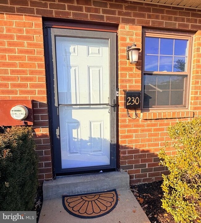 Building Photo - 230 Holly Dr