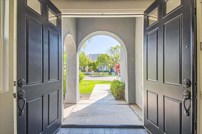 Building Photo - Gorgeous 4 Bd/4.5 Ba + Loft Home in 4S Ran...