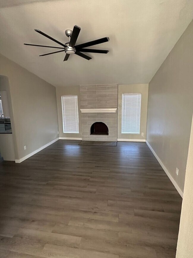 Foto del edificio - 3 Bedroom Single Family Home in Glendale, ...