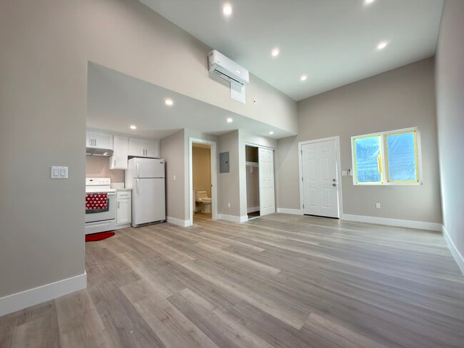 Building Photo - 1382 Molino Ave