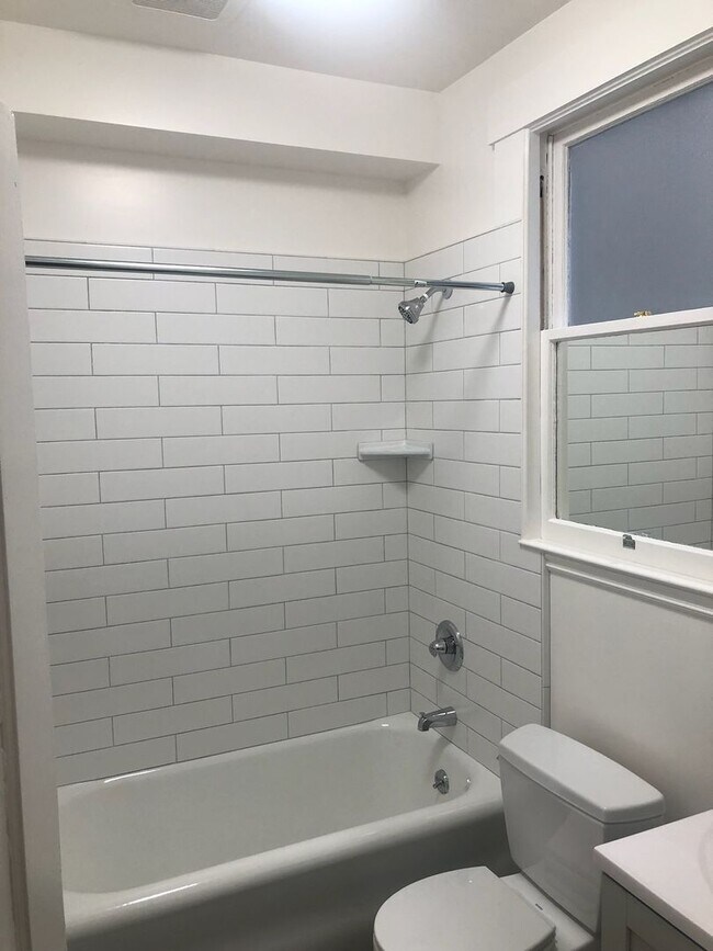 Building Photo - Remodeled Studio in Alamo Square**Dishwash...