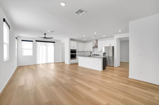 Foto del edificio - BRAND-NEW NEVER LIVED-IN 3-BEDROOM 2 BATHS...