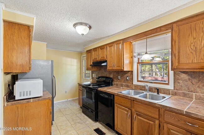 Building Photo - 356 Cedar Swamp Rd