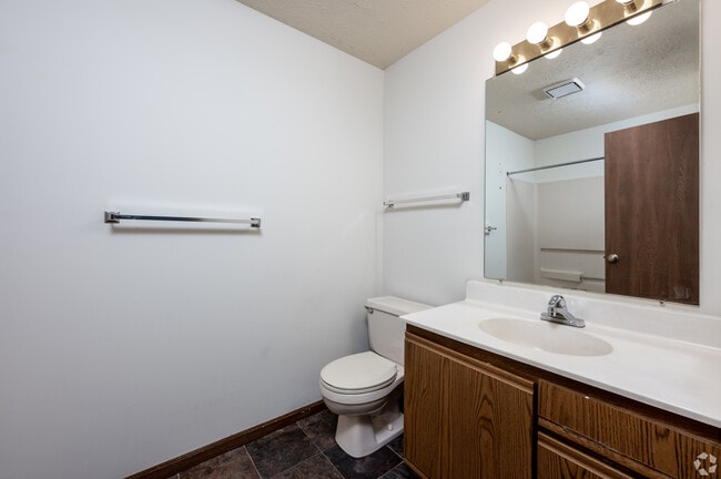 2 bdrm Bath - Basswood Apartments