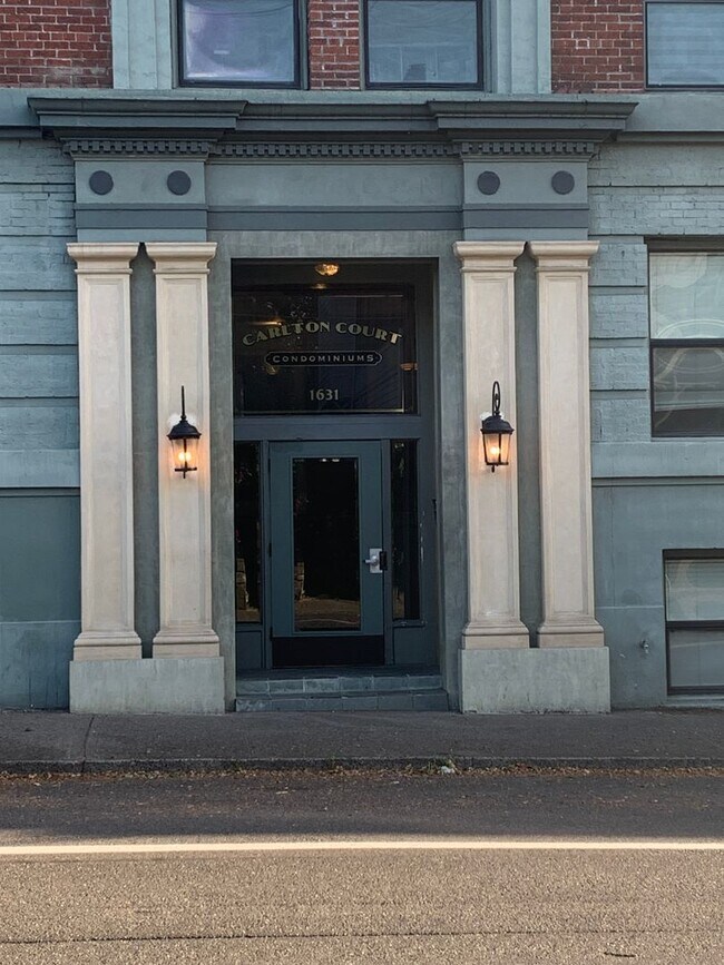 Foto del edificio - Historic Charm in the Heart of NW Portland | Studio with In-Unit W/D!