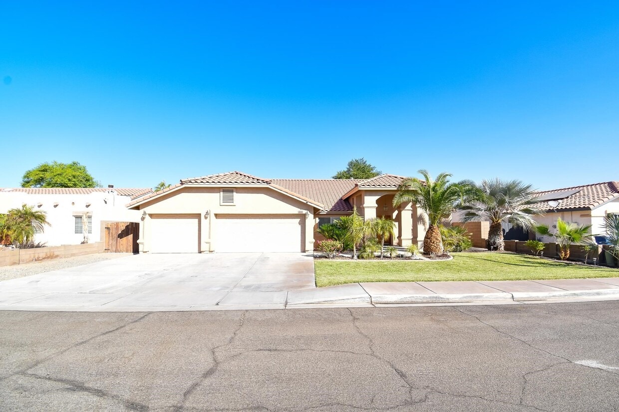 Primary Photo - 8406 E Lorenzo Ln