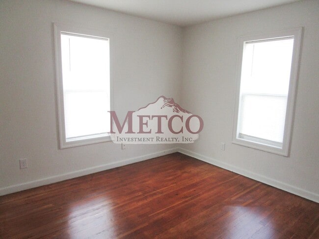 Building Photo - Updated 2 bedroom home