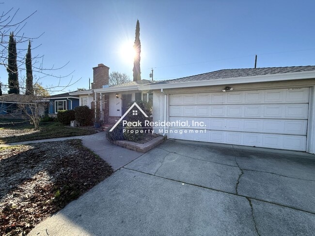 Building Photo - Updated 3bd/1.5ba Tahoe Park Home