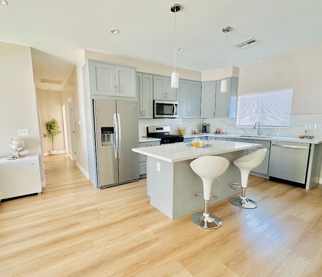 Foto del edificio - 8436 Oakdale Ave