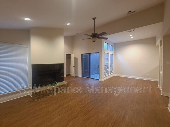 Foto del edificio - 3025 Westforest Dr
