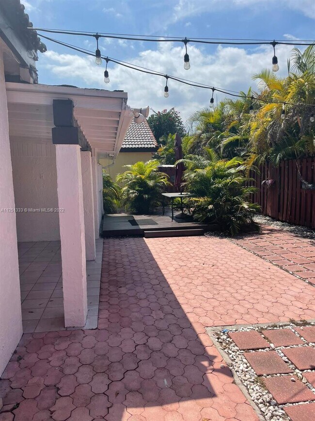 Foto del edificio - 8307 NW 201st St