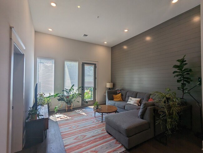 Foto del edificio - Modern Condo in the heart of East Nashville, seconds from South Inglewood Park!