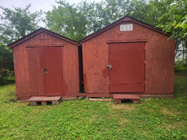Building Photo - Nice and cozy 3 bedroom 1 bath just renovated