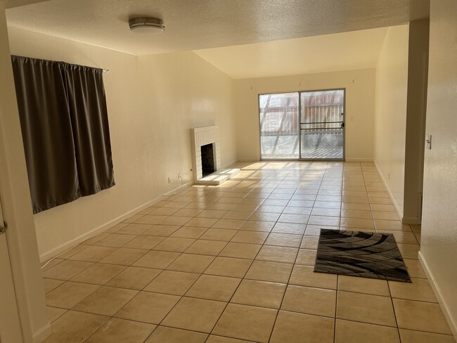 Foto del edificio - 1136 N Birch Ave