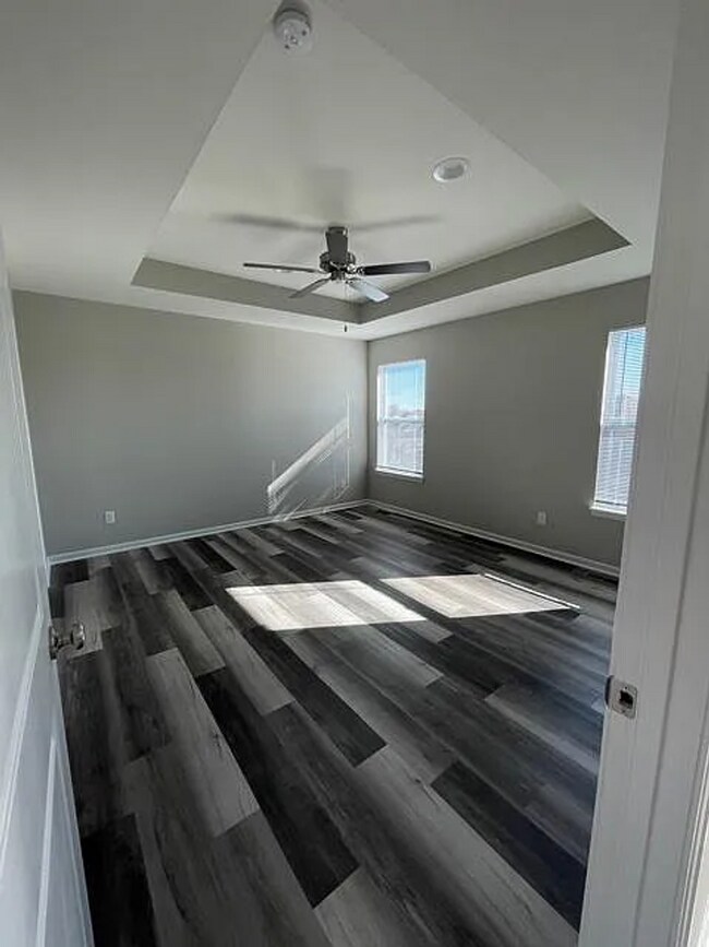 Foto del edificio - 4BR/3BA Home for Rent in Peculiar, MO 64078 | 2-Car Garage | Deck | Pet-Friendly | Cass County