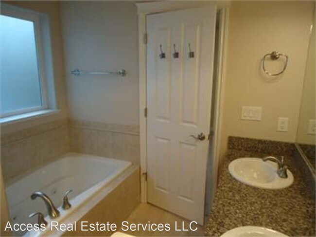 Building Photo - 4 br, 3 bath House - 732 E Kellogg