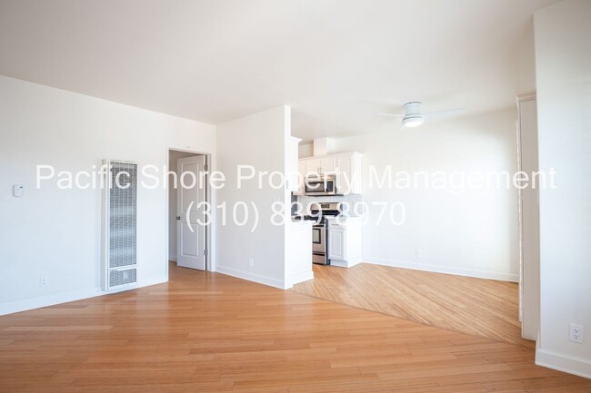 Foto del edificio - Amazing two bedroom condo, hardwood floors...