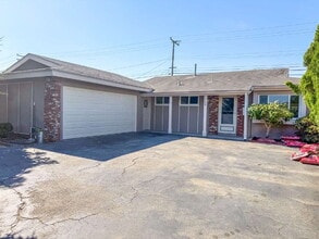 Building Photo - 1730 W Hemlock St