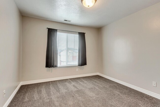 Building Photo - 952 W 270 S