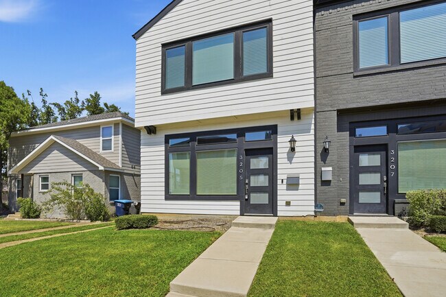 Photo - 3205 Forest Park Boulevard - 1 Townhome