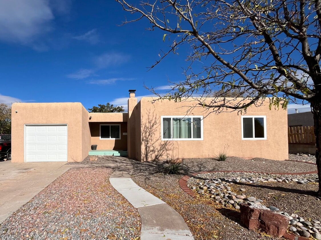 Foto principal - Spacious 2 Bedroom 3 Bathroom Home In ABQ!