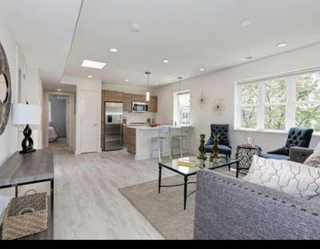 Building Photo - 626 E St SE