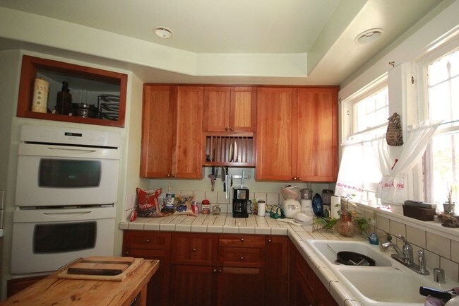 Building Photo - 4748 Elmwood Ave