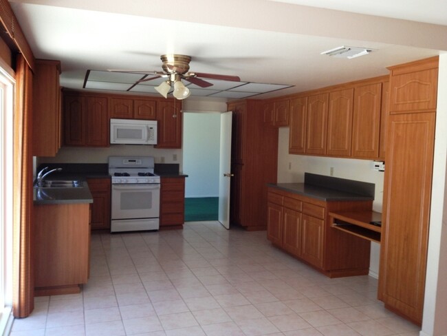 Foto del edificio - Large 4BR 3BA Family Home in Canoga Park