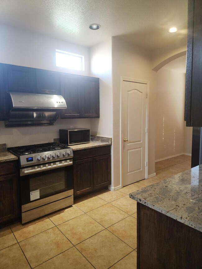 Building Photo - 2421 Falesco Rd SE