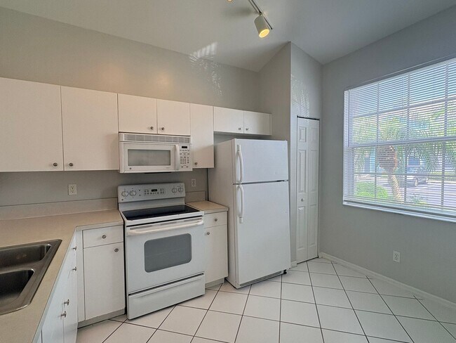 Building Photo - 3/2.5 Townhome in Fort Myers for Rent