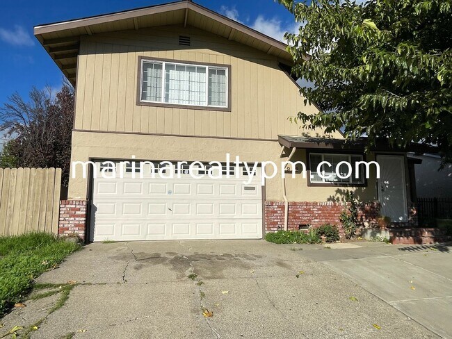 Building Photo - 4 Bedroom 2 Bath Single Family Home