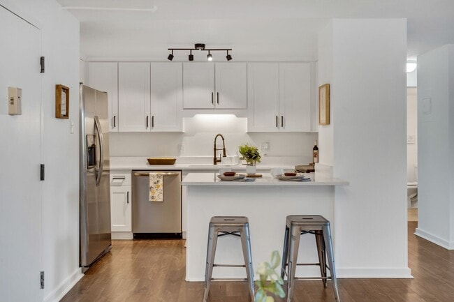 Building Photo - Renovated Apartment with HUGE Deck!
