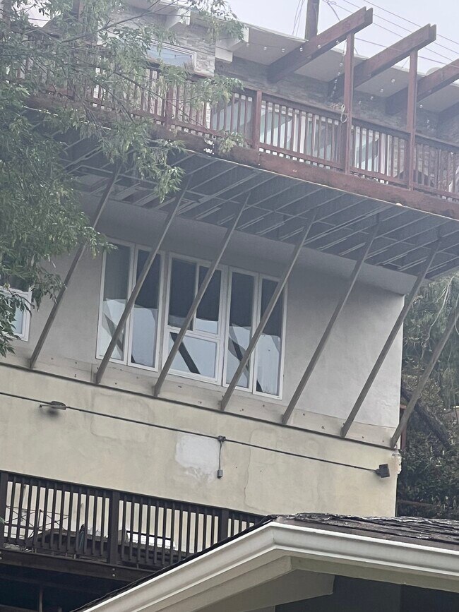 Vista de la casa desde lejos. La unidad de alquiler está debajo de la casa principal, en la parte superior. - 2300 Sunset Heights Dr